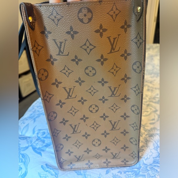 Large authentic Louis Vuitton 2 color sided purse. - Picture 3 of 10